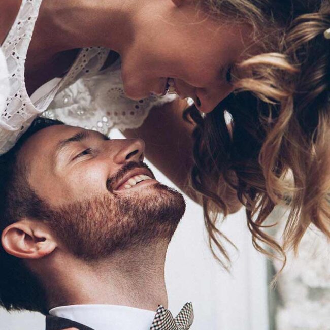 Glückliche Braut mit Bräutigam am Tag der Hochzeit