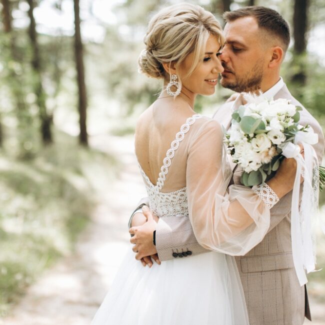 Braut und Bräutigam umarmend am Hochzeitstag