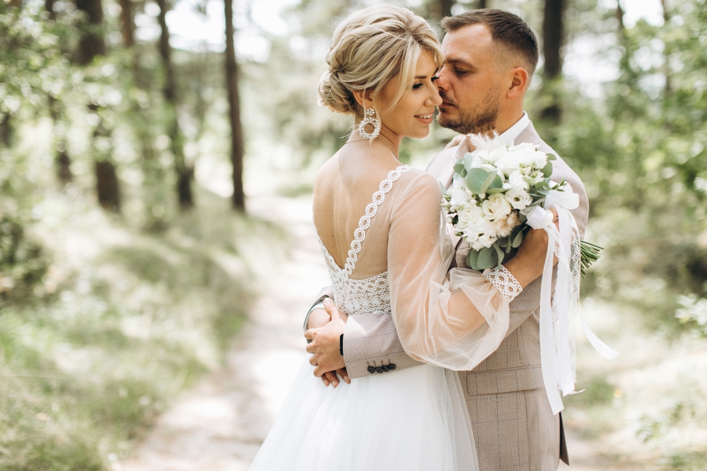 Braut und Bräutigam umarmend am Hochzeitstag