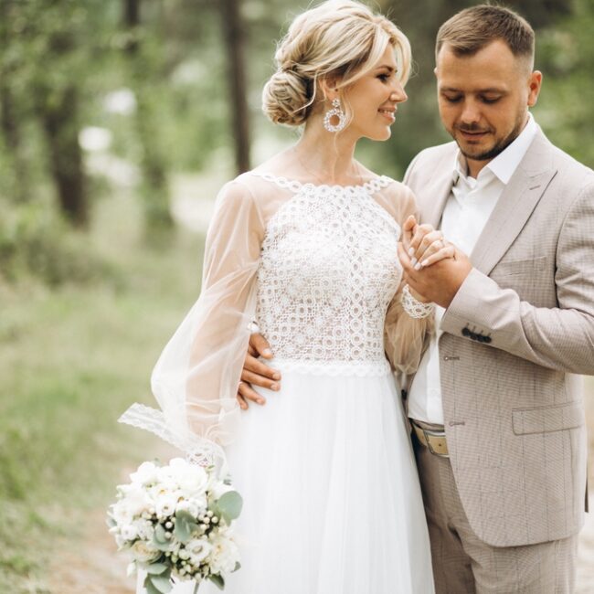 Braut und Bräutigam am Hochzeitstag outdoor