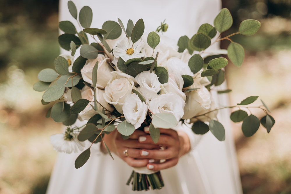 Braut hält Brautstrauß am Hochzeitstag in der Hand