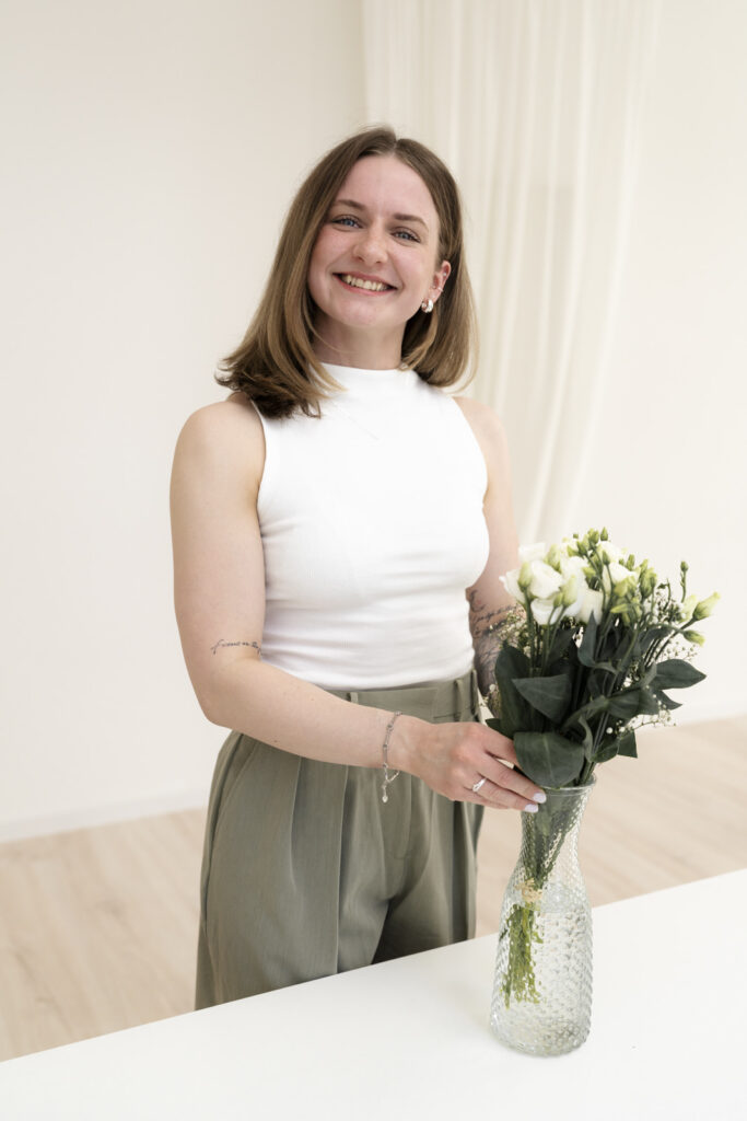 Paula Isabelle Hochzeitsplanerin mit Blumenstrauß in der Hand