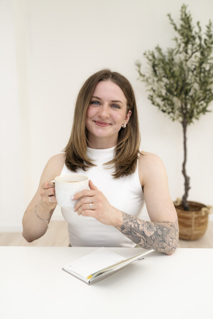 Paula Seeger Hochzeitsplanerin mit Tasse in der Hand