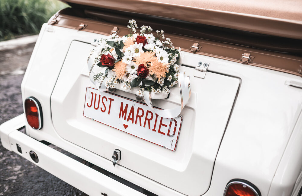 Mit Blumen geschmücktes Hochzeitsauto