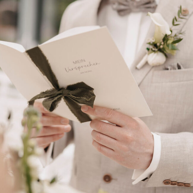 Bräutigam liest Braut Ehegelübde am Hochzeitstag vor