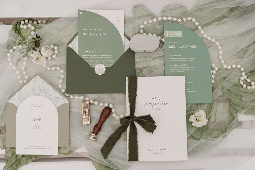 Styled Shoot Papeterie Flatlay in Salbei Grün